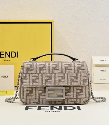Fendi FF - Patterned Canvas Crossbody Bag With Chain Strap For Timeless Luxury Looks Style Style size:24×14×7cm #A54313 Fendi FF - Patterned Canvas Crossbody Bag With Chain Strap For Timeless Luxury Looks Style Style size:24×14×7cm #A54313