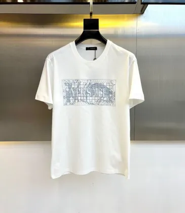 Versace White Tee Grid Patterned Logo Print Epitomizing Luxury Streetwear Black/White #A54209 Versace White Tee Grid Patterned Logo Print Epitomizing Luxury Streetwear Black/White #A54209